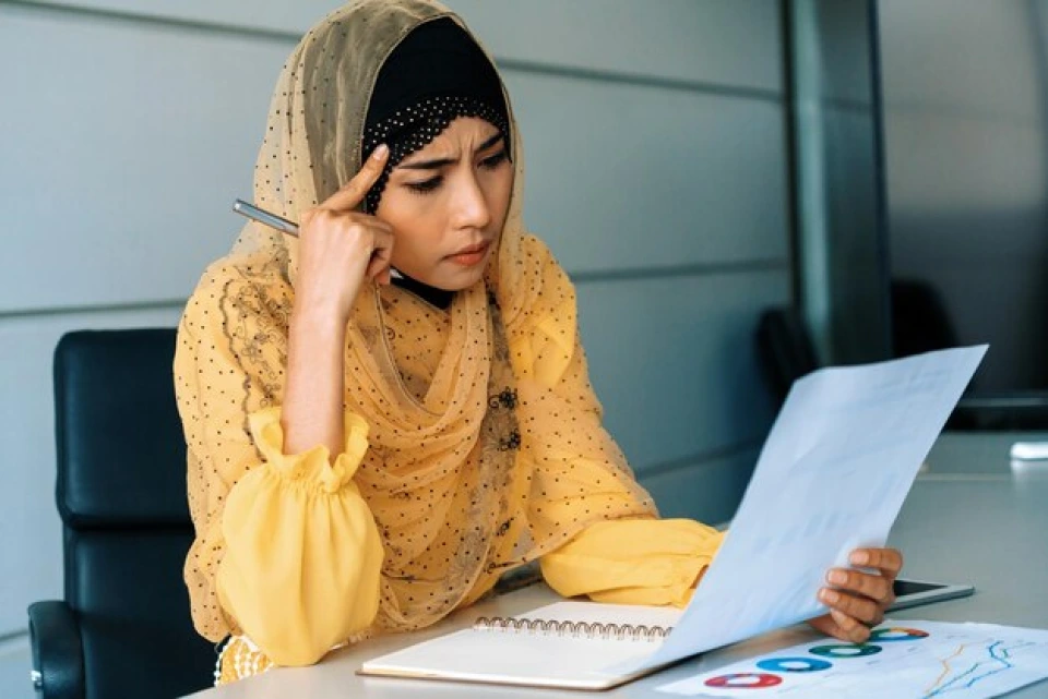 Student using capstone project writing help in Ajman while preparing both a research poster presentation and a written project report.