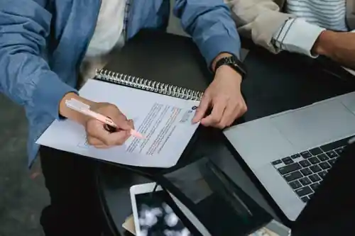 Student receiving confidential engineering report writing help in Sharjah with secure handling of technical documents and academic information.