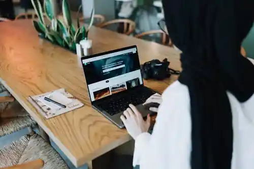 Confidential portfolio writing support for university students in Sharjah