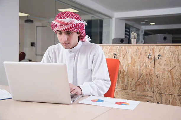 Student receiving confidential thesis writing help in Abu Dhabi with secure handling of research files and academic information.