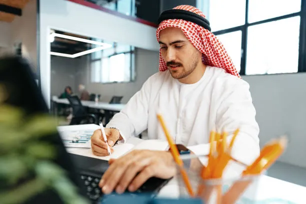 Engineering student using engineering report writing help in Abu Dhabi while reviewing IEEE referencing requirements for a university report.