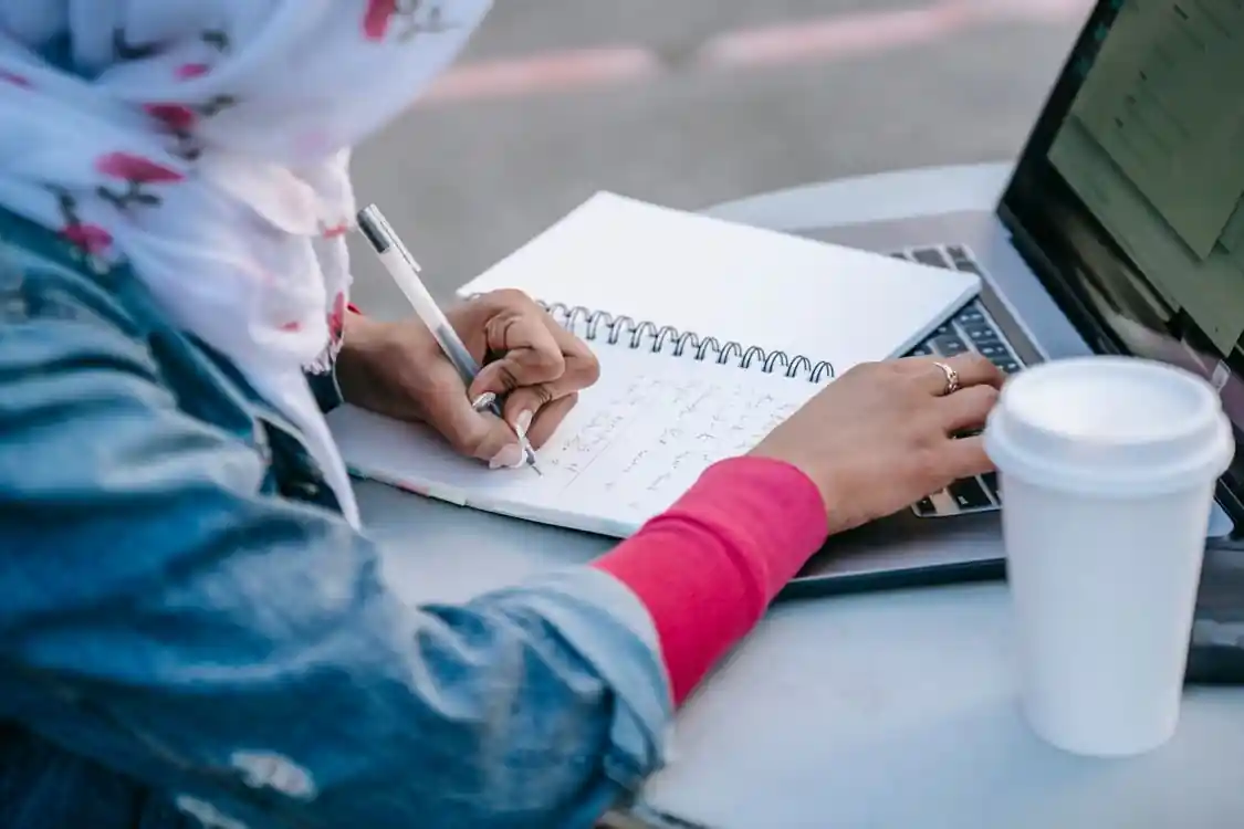 Engineering student using engineering report writing help in Sharjah while reviewing IEEE referencing requirements for a university report.