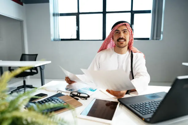 Student using literature review writing help in Abu Dhabi while reviewing the number of academic sources required for a university literature review.