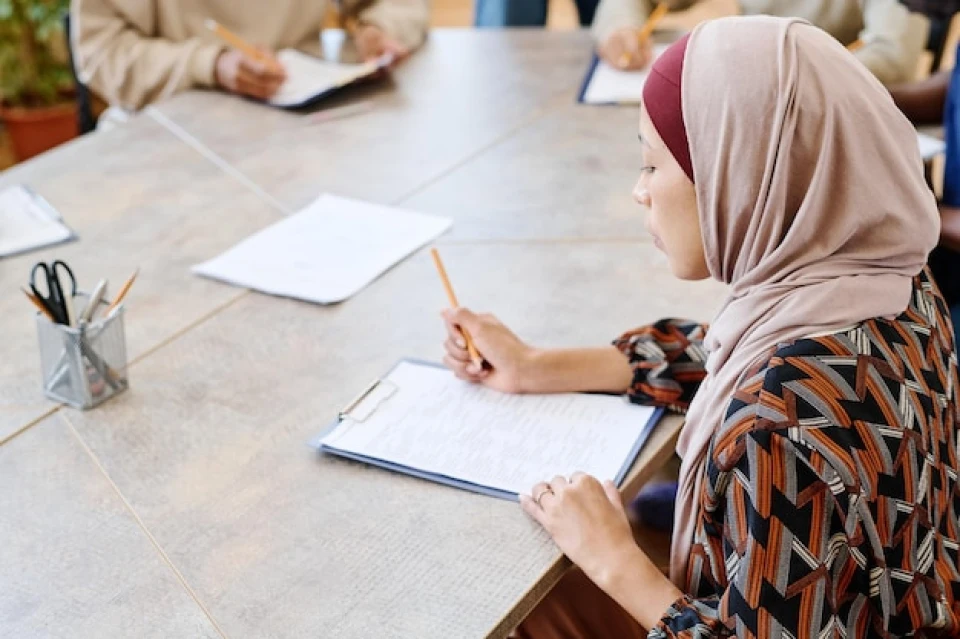 literature review writing help in dubai for university students