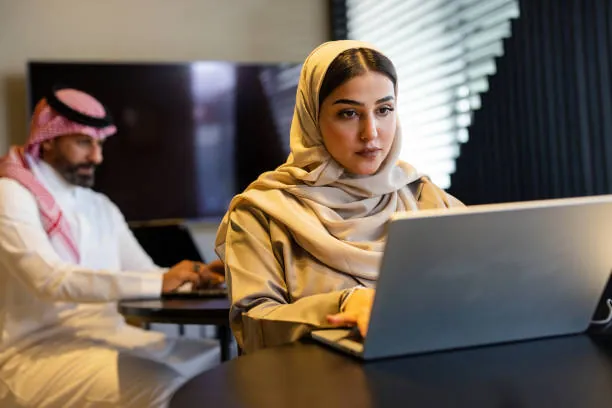 Professional academic expert providing online class assistance in Abu Dhabi for university students.