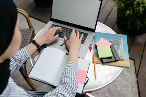 University student receiving portfolio commentary writing support from an academic expert in Sharjah